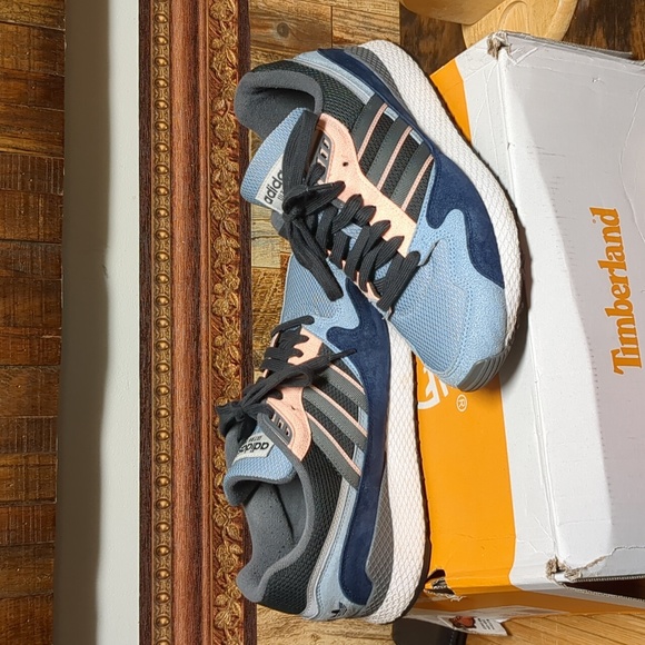 Sneakers - Picture 2 of 4